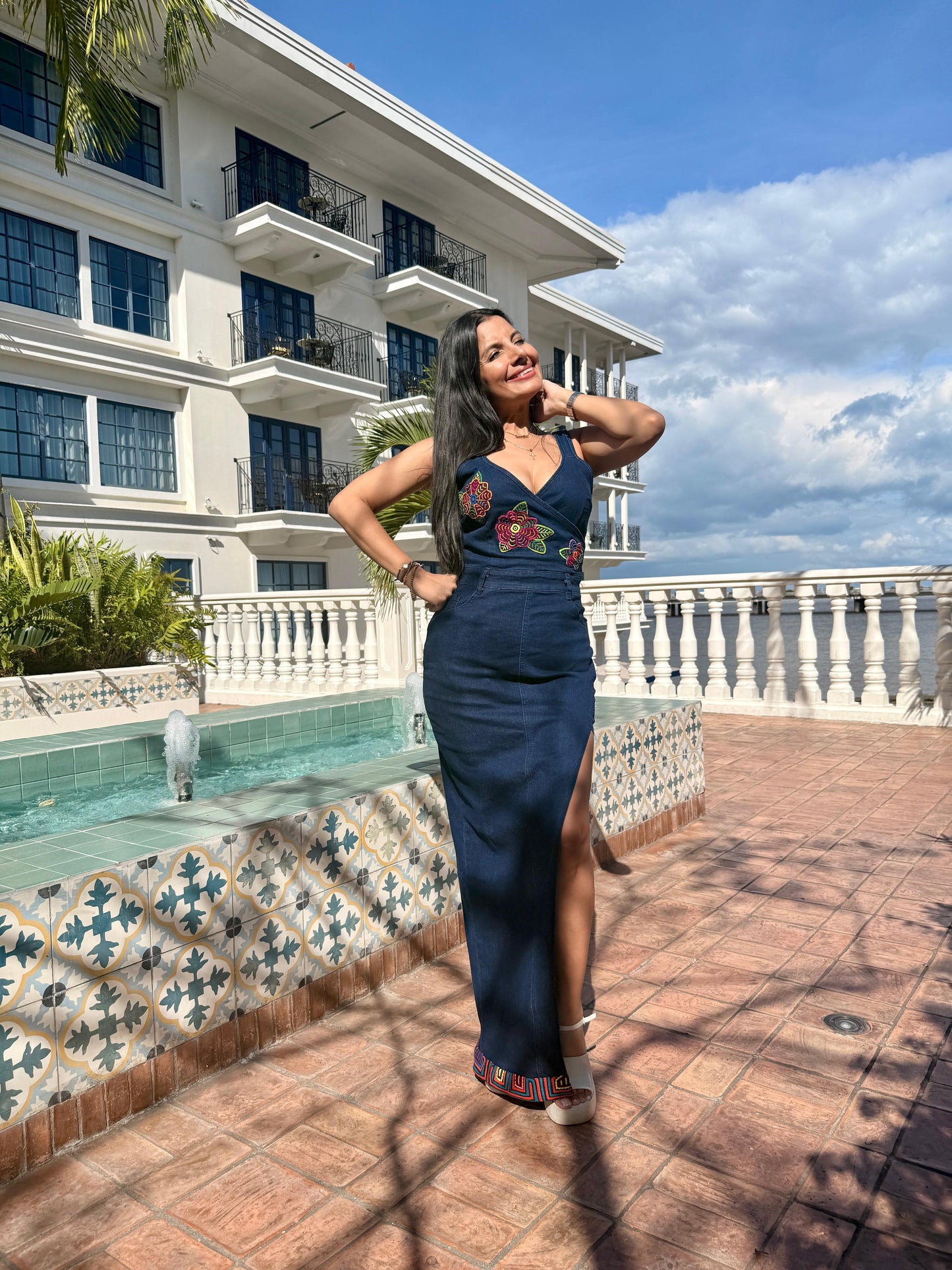 VESTIDO DE JEANS CON ABERTURA PIERNA CON MOLA