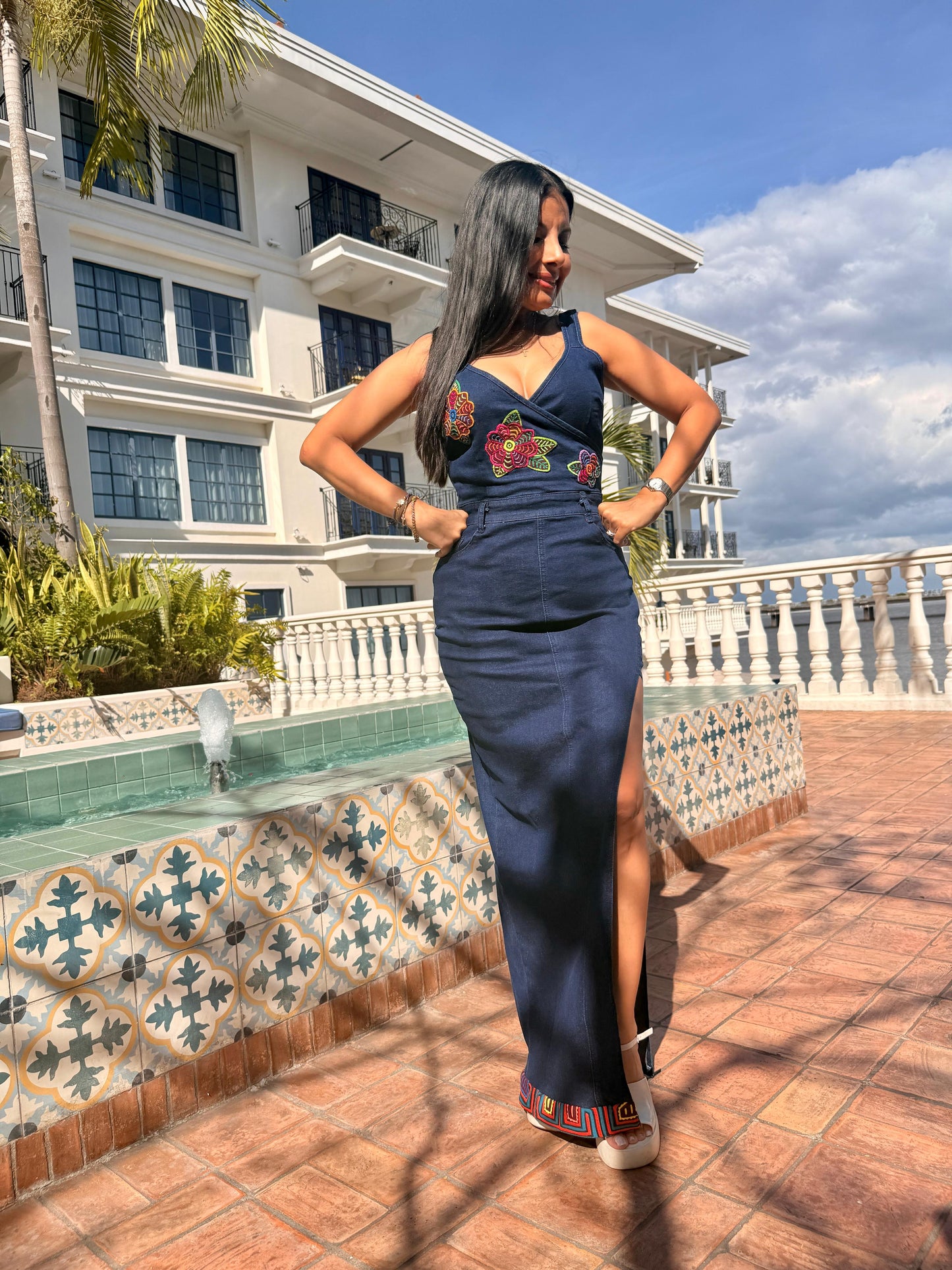 VESTIDO DE JEANS CON ABERTURA PIERNA CON MOLA